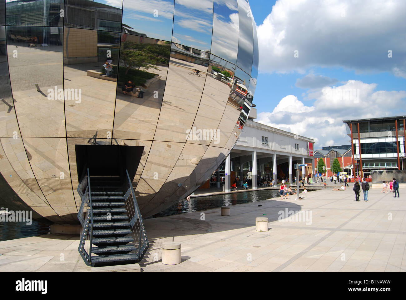 Sfera specchiata Planetarium, a Bristol, Millennium Square, Harbourside, Bristol, Inghilterra, Regno Unito Foto Stock