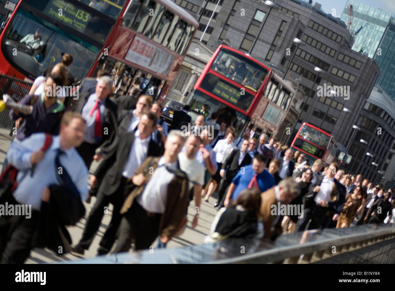 Le persone che attraversano il ponte di Londra alle ore di punta Londra Inghilterra Gran Bretagna REGNO UNITO Foto Stock