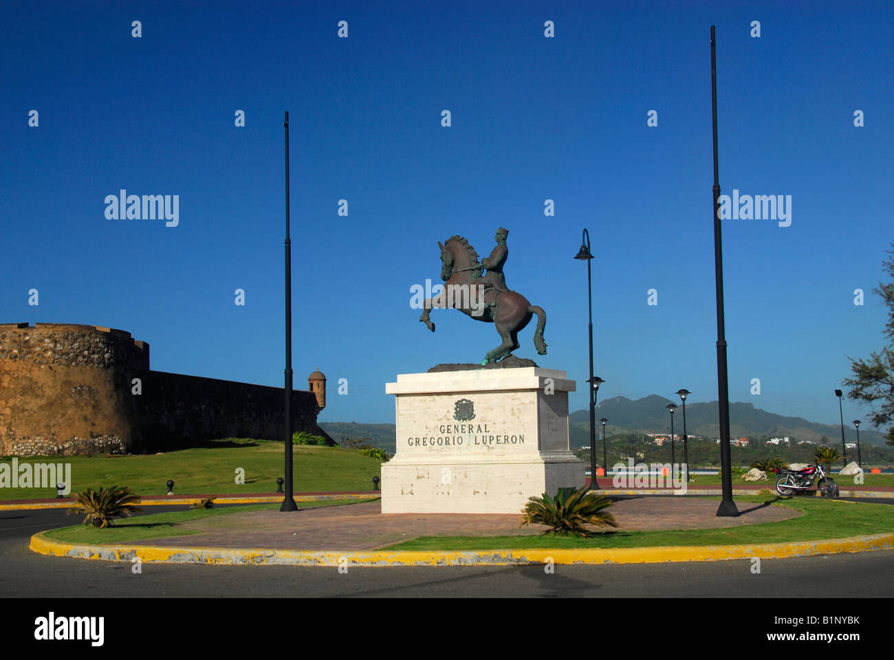 General Gregorio Luperon statua equestre e Fort San Felipe sul Malecon Puerto Plata, Repubblica Dominicana Foto Stock