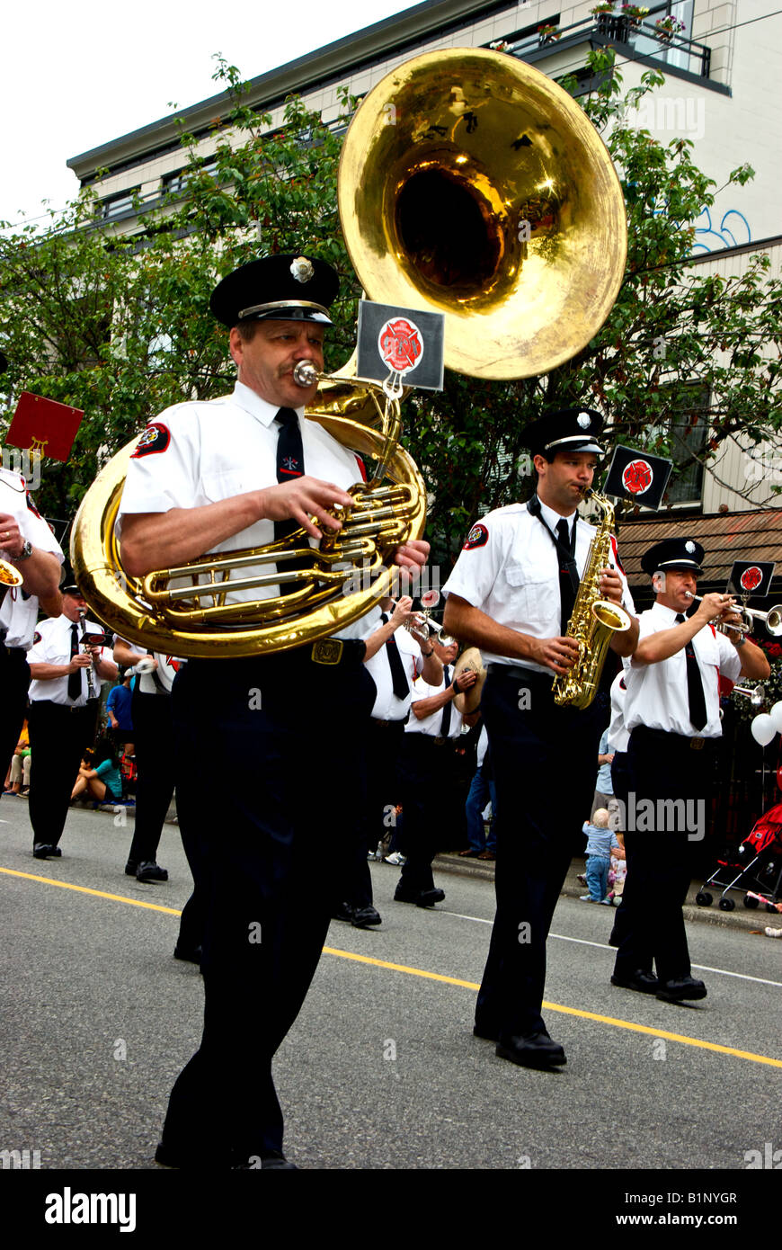 Tuba Sassofono Tromba giocatori in marching band al punto grigio Fiesta giorno festival di Vancouver parade Foto Stock