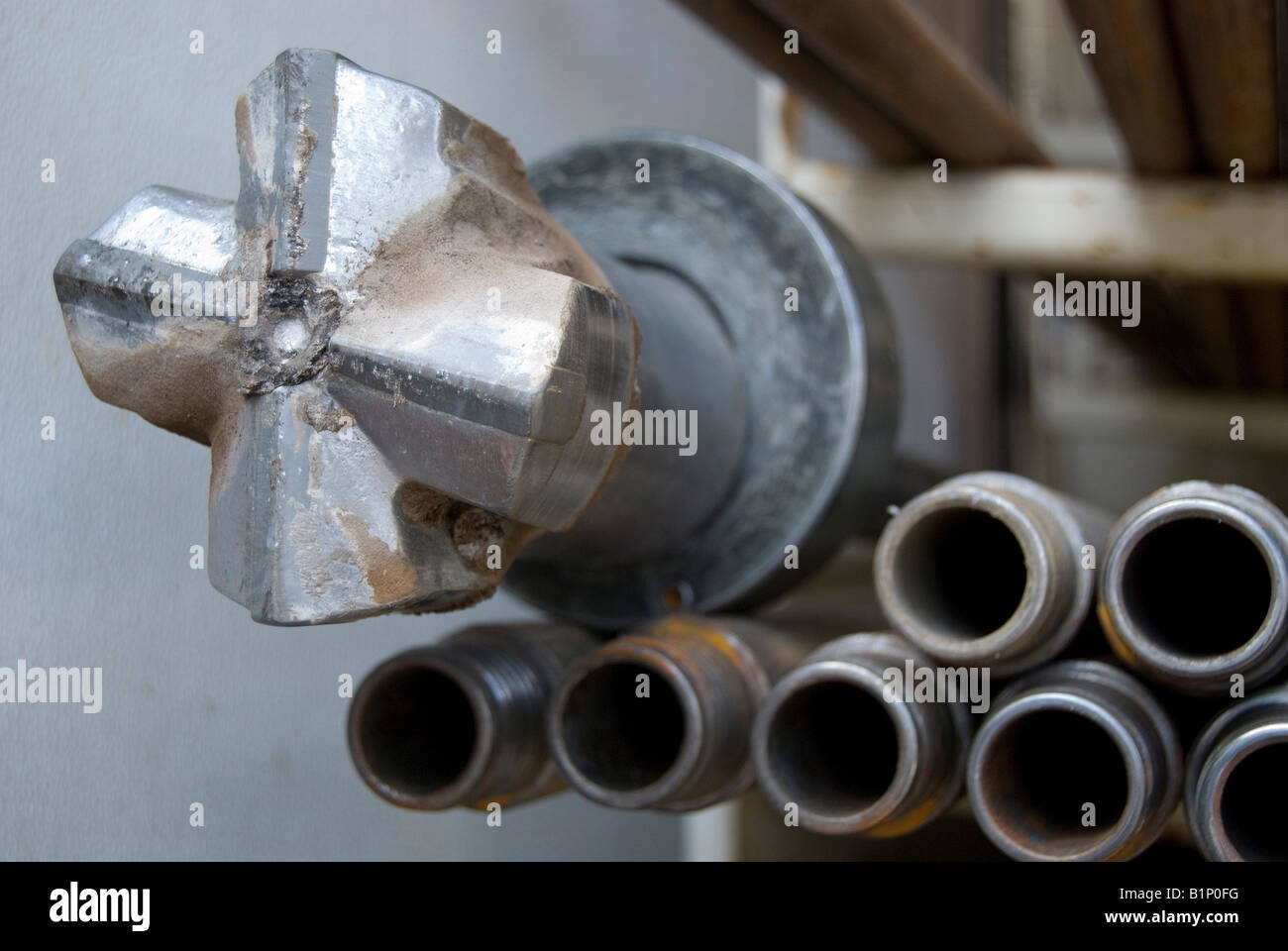 2 pollici in acciaio di diametro di punta da trapano e asta di perforazione utilizzata in diretta-push geoprobe piattaforma di perforazione per avanzare dei fori nel terreno e rock Foto Stock