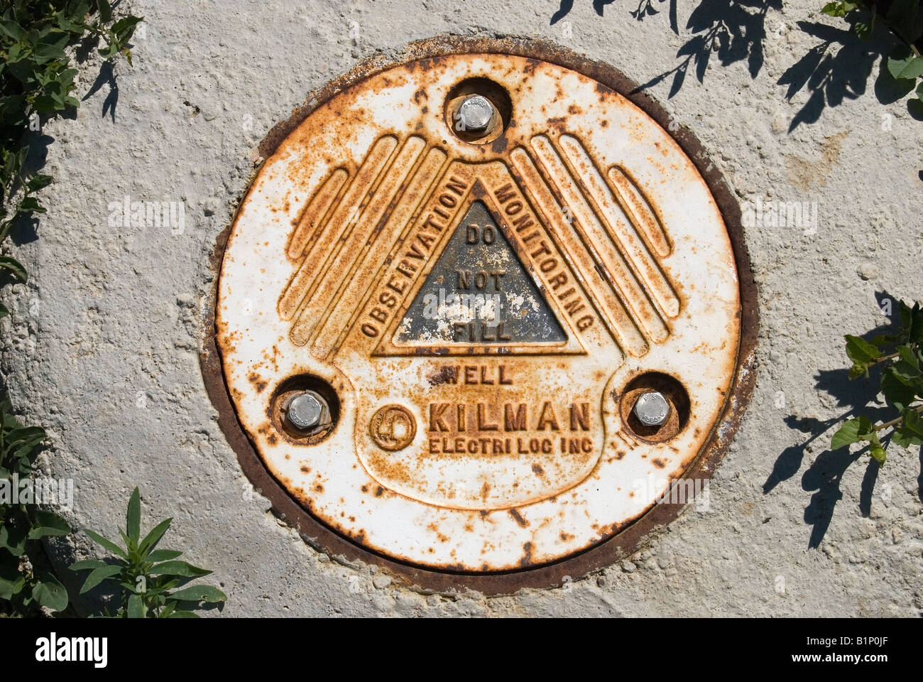Coperchio di monitoraggio delle acque sotterranee ben utilizzato per raccogliere i campioni di acque sotterranee a prova di contaminazione ambientale Foto Stock