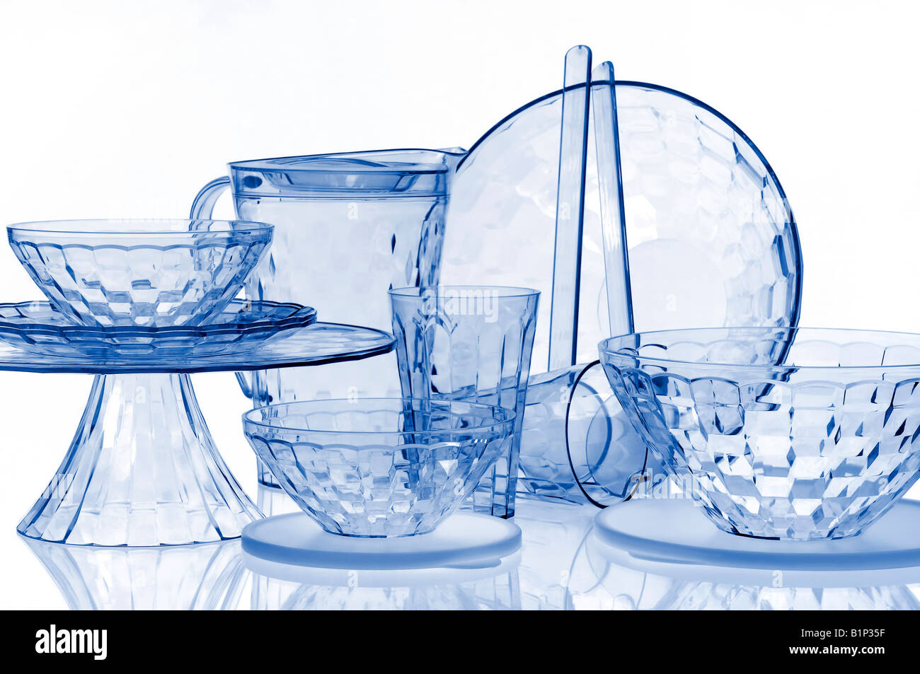 Trasparenti piatti di cucina in blu Foto Stock