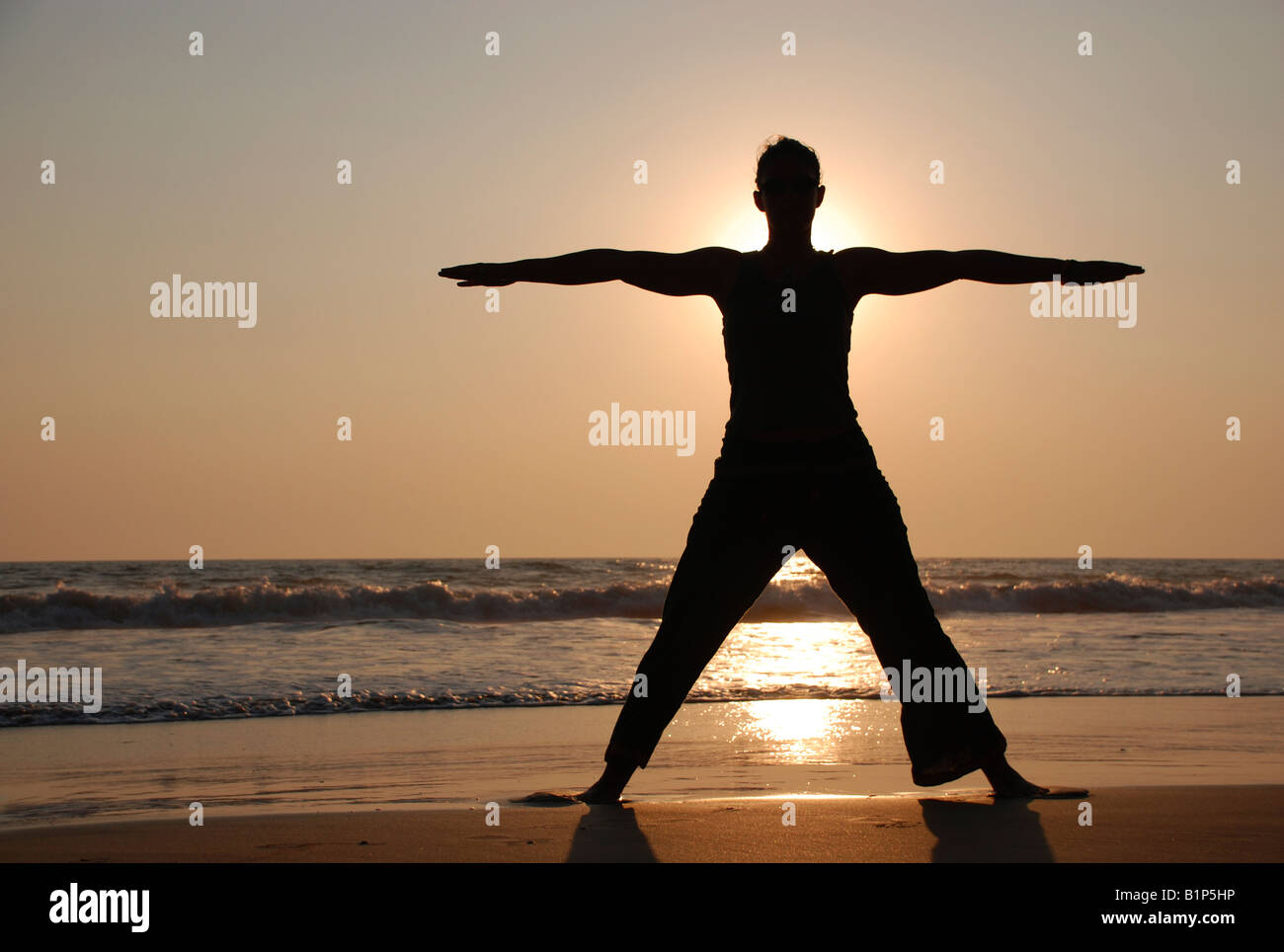Donna fare yoga sulla spiaggia indiano Foto Stock