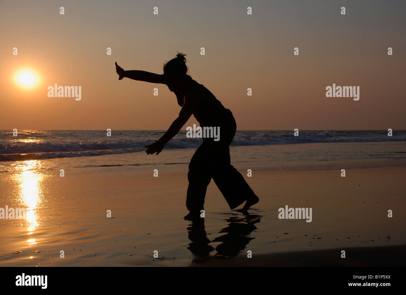 Cartwheeling femmina sulla spiaggia indiano Foto Stock