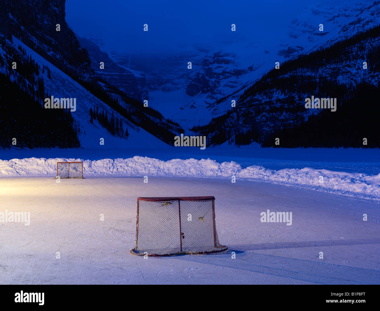 Canada Alberta Banff National Park Lake Louise pista di pattinaggio su ghiaccio con reti di hockey sul lago ghiacciato di Louise all'alba Foto Stock