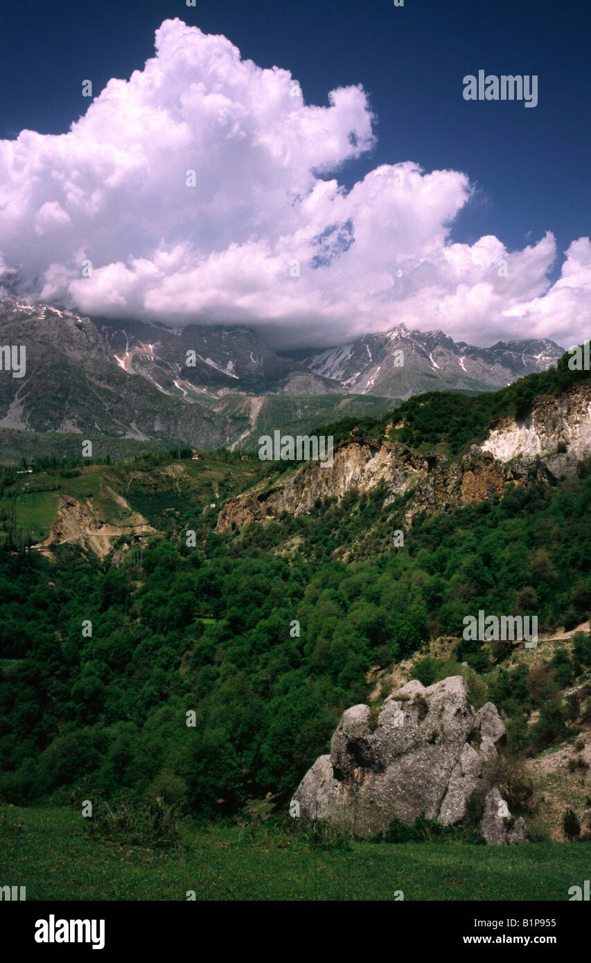 7 giugno 2006 - vista delle montagne Babash-Ata (parte di Fergana gamma) vicino al villaggio del Kirghizistan di Arslanbop. Foto Stock
