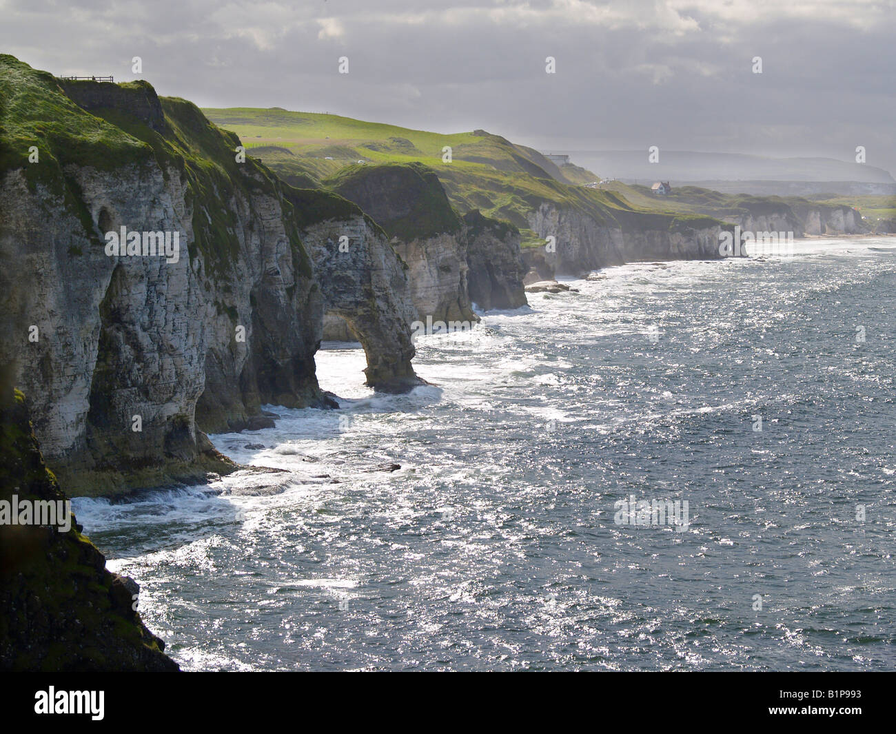 Le scogliere calcaree di rocce bianche tratto da Dunluce Castle a Curran Sands Foto Stock