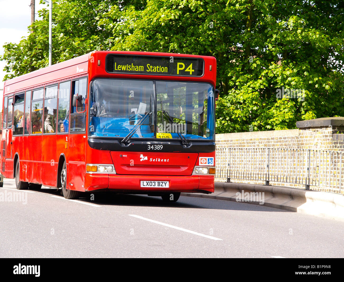 P4 il servizio locale di autobus che corre tra Brixton e stazione di Lewisham London Inghilterra England Foto Stock
