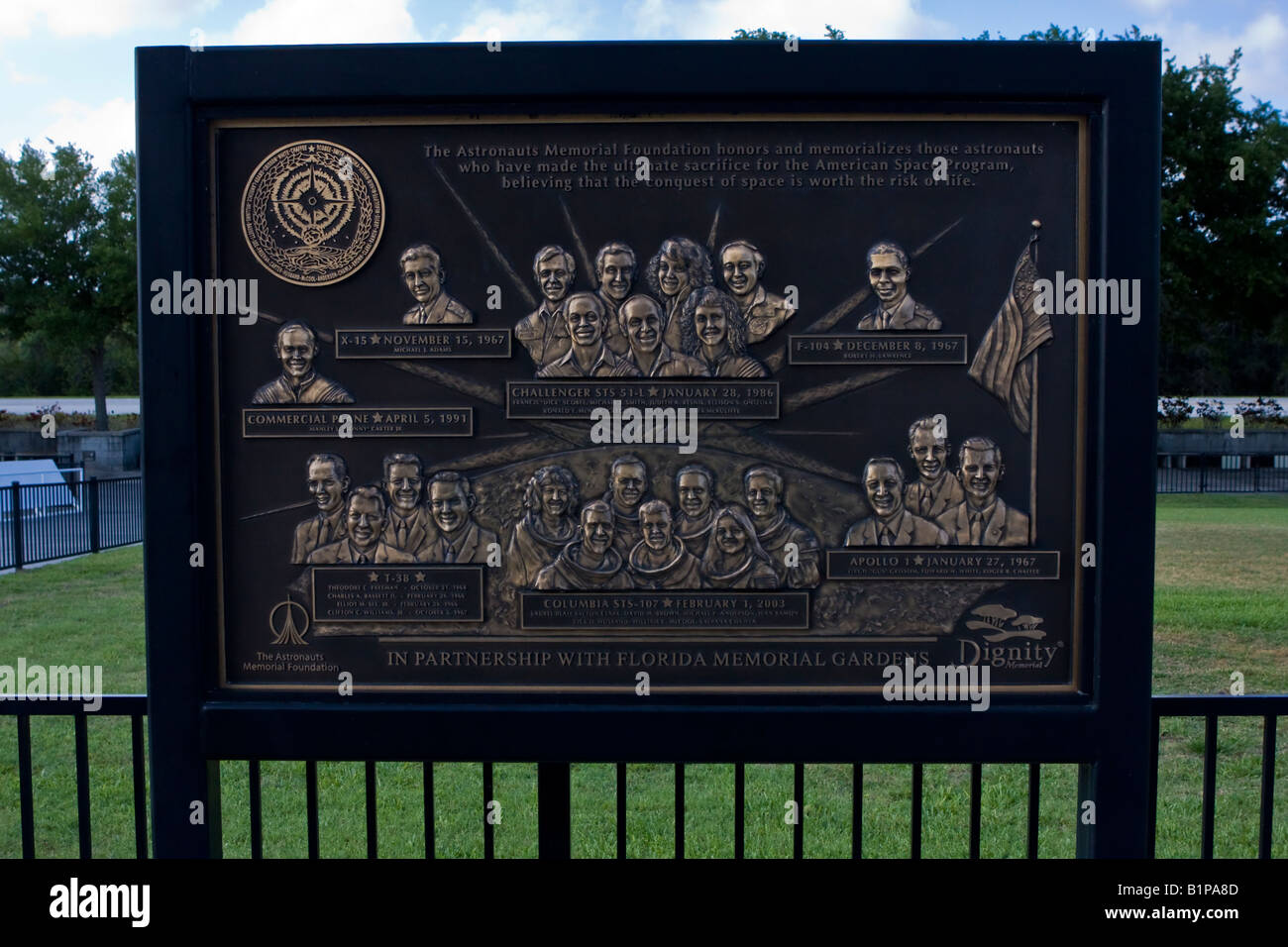 Ottone astronauta della NASA targa commemorativa della morte di esploratori dello spazio in Cape Canaveral Florida Foto Stock