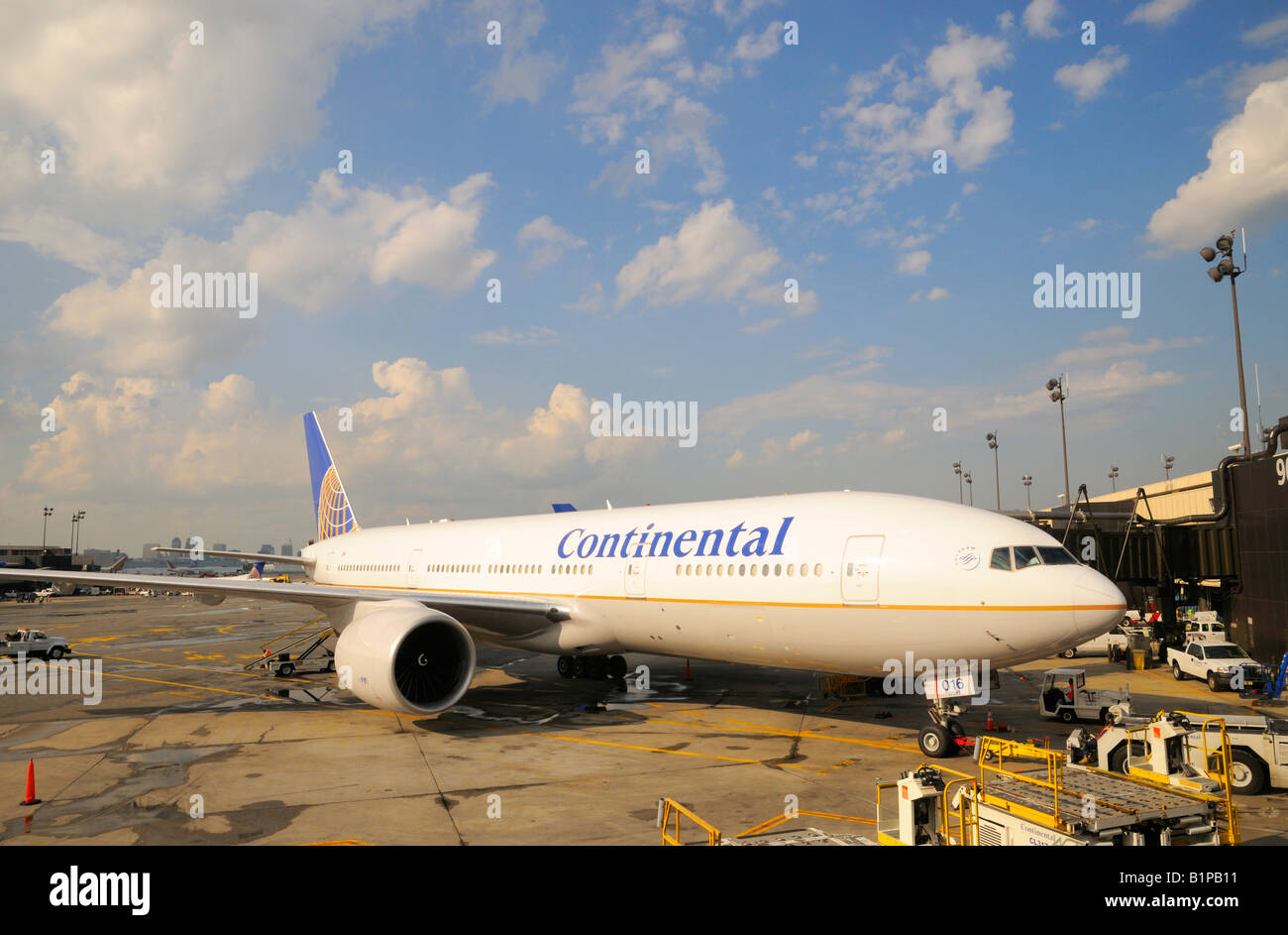 Un Boeing 777 Continental Airlines pronto per la partenza, Newark aeroporto NJ Foto Stock