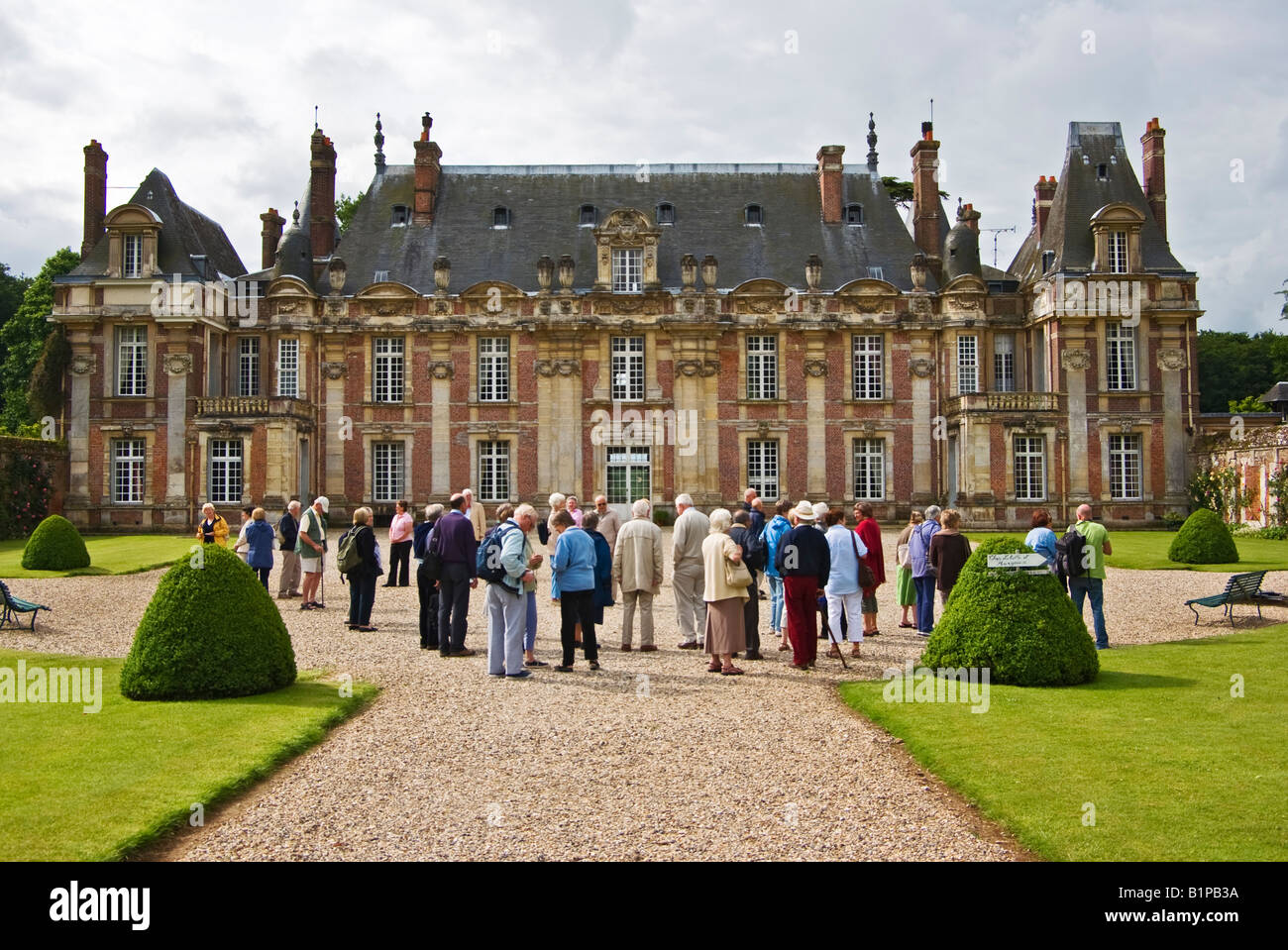 Gruppo di turisti britannici di arrivare a visitare Chateau de Miromesnil e giardino e di essere informato da una guida turistica Foto Stock