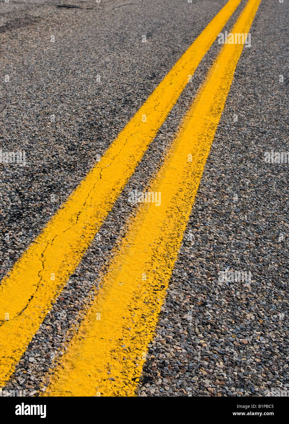Giallo linee divisorie in autostrada Foto Stock