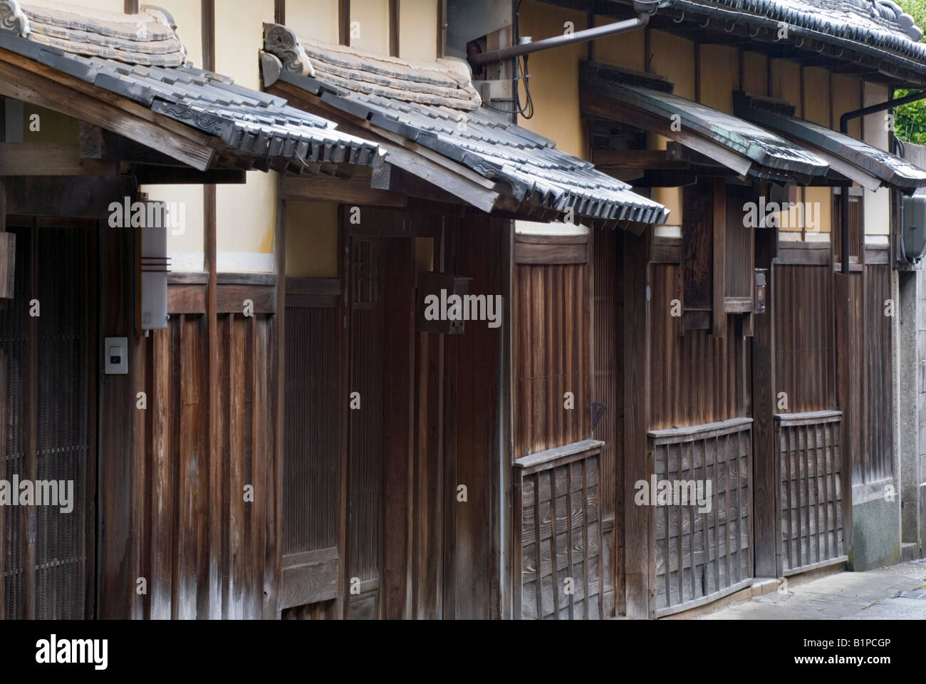 Robuste mura di vecchie case mercantili in Sanchomachi storico distretto di Obama City, Giappone Foto Stock