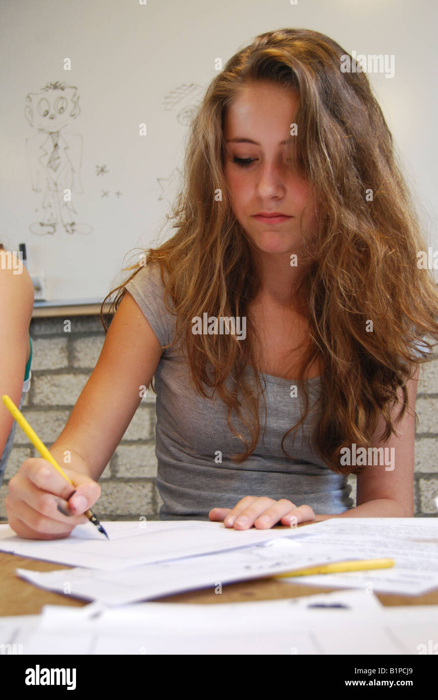 Studente nella classe di disegno Foto Stock