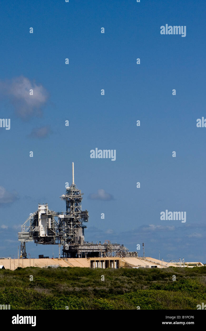 Vista in lontananza lo Space Shuttle Launch Pad a Cape Canaveral Air Station Florida USA Foto Stock