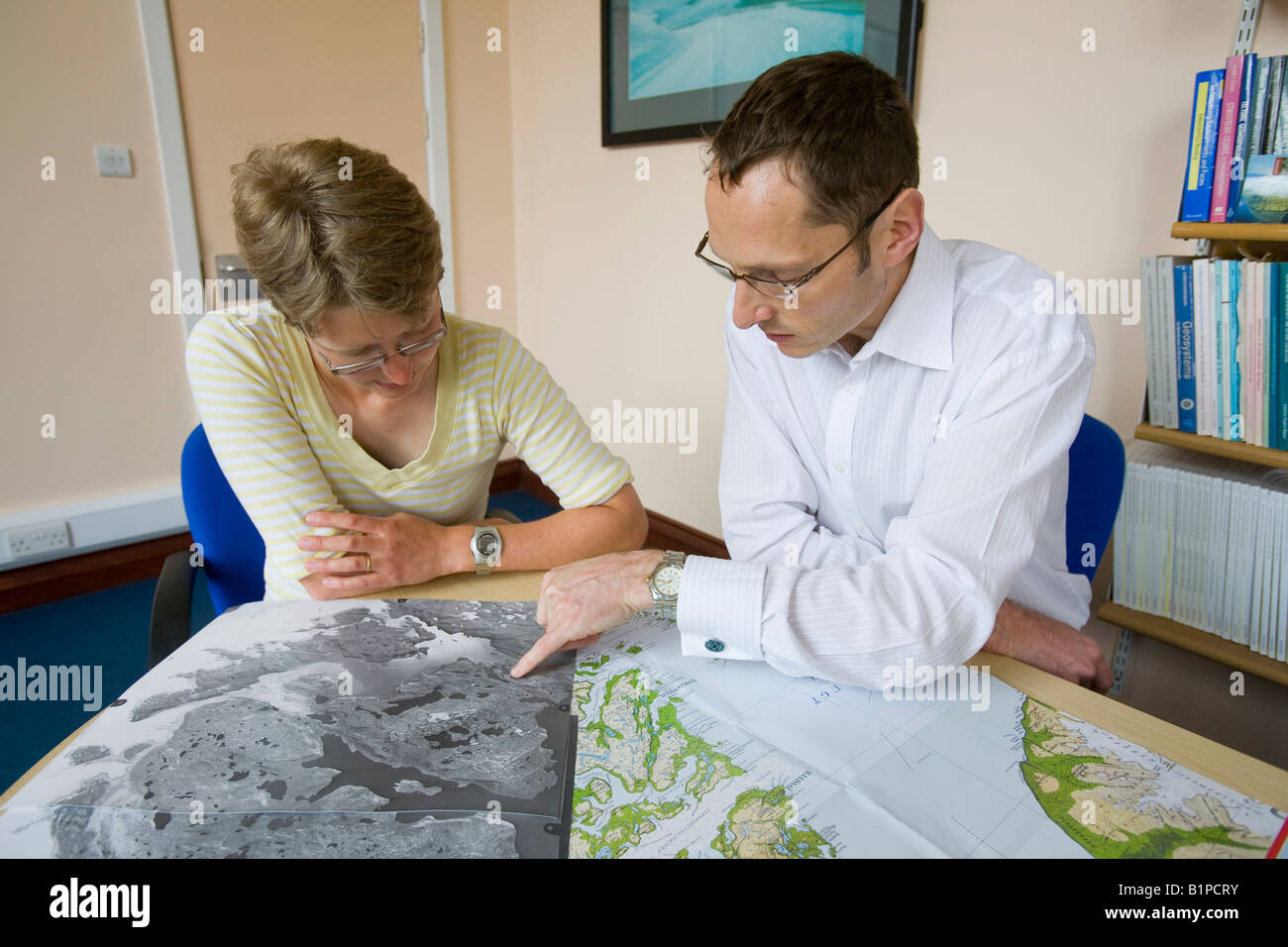 Gli scienziati Anthony lungo e Sarah nome Woodroffe dell Università di Durham Dipartimento di Geografia mappe di studio della Groenlandia Foto Stock