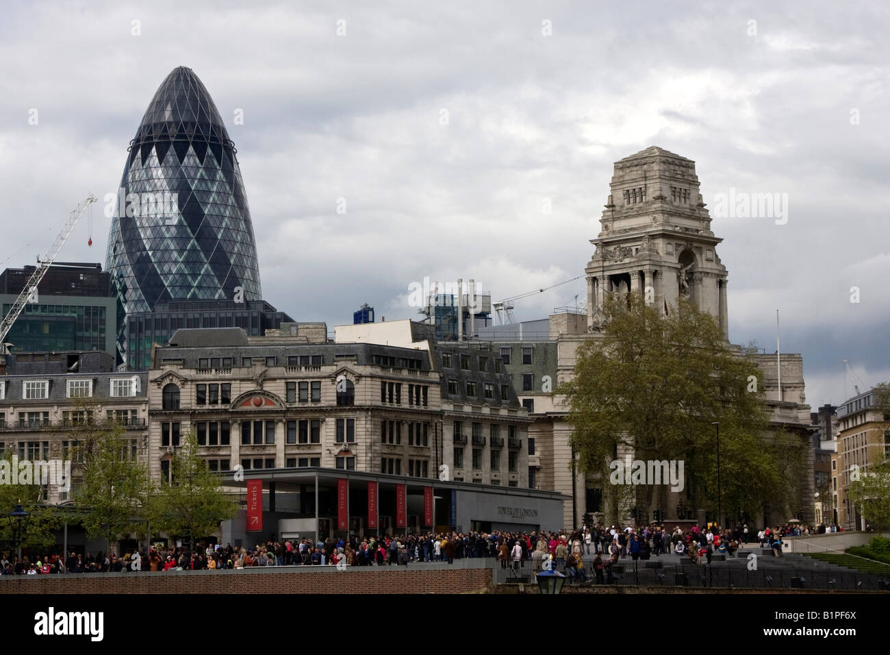 Moderno Swiss Re Building e la Torre di Londra, la storica fortezza medievale e palazzo, London Inghilterra England Foto Stock