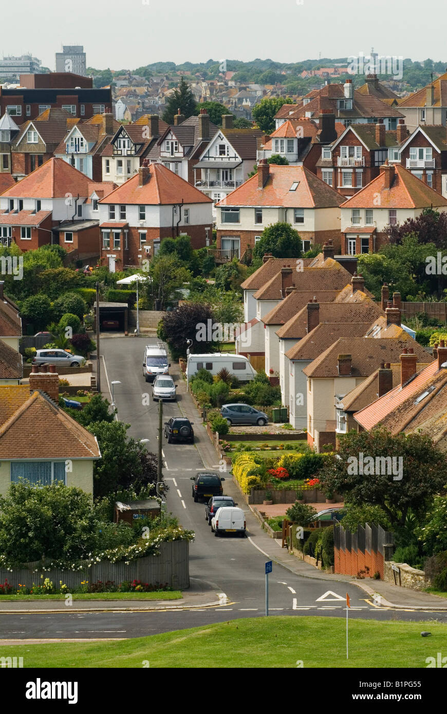 Case di famiglia tradizionali inglesi. Alloggi suburbani di fronte al campo da golf locale Folkestone Kent Inghilterra anni '2008 2000 UK HOMER SYKES Foto Stock