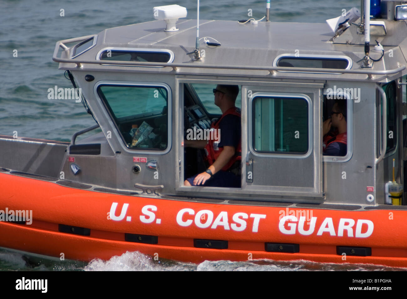 United States Coast Guard defender classe imbarcazione di pattuglia nel lancio di un razzo zona di sicurezza a sud di Cape Canaveral florida Foto Stock
