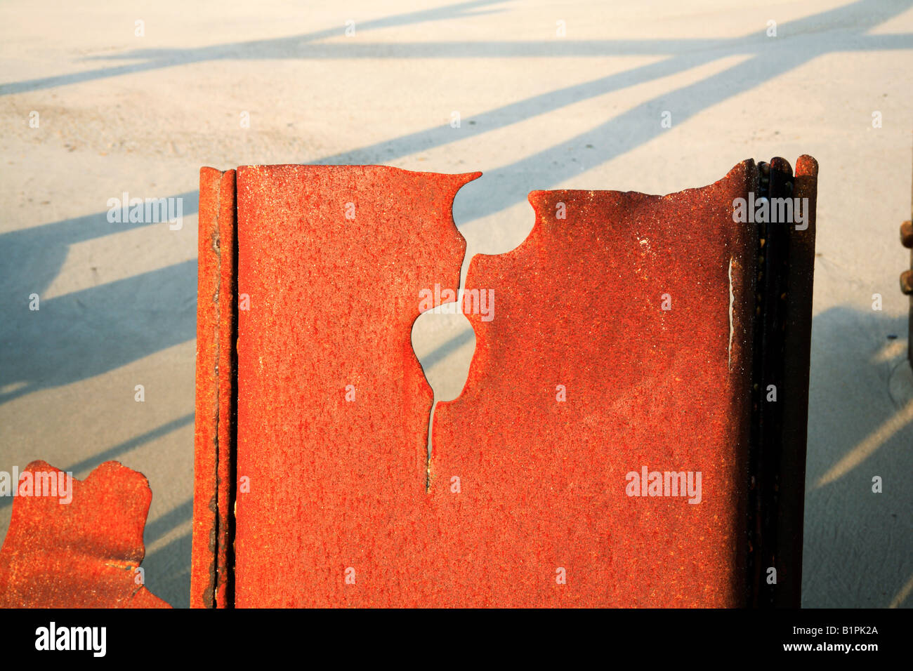 Metallo arrugginito groyne frammento in corrispondenza Happisburgh, Norfolk, Regno Unito. Foto Stock