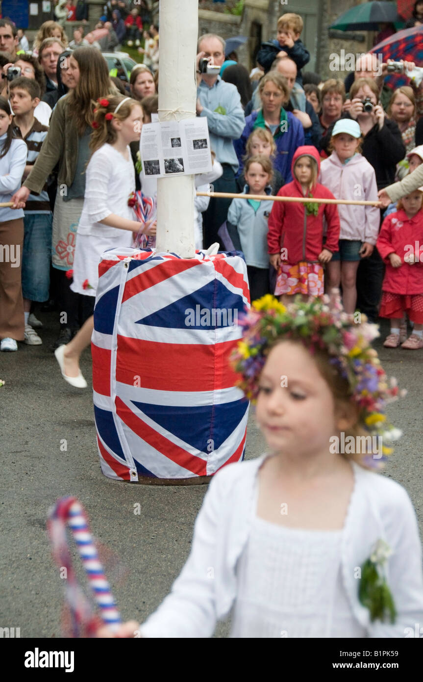 Le ragazze che danzano intorno il maypole cerimonia Garlanding Castleton Peak District Derbyshire England Regno Unito Foto Stock