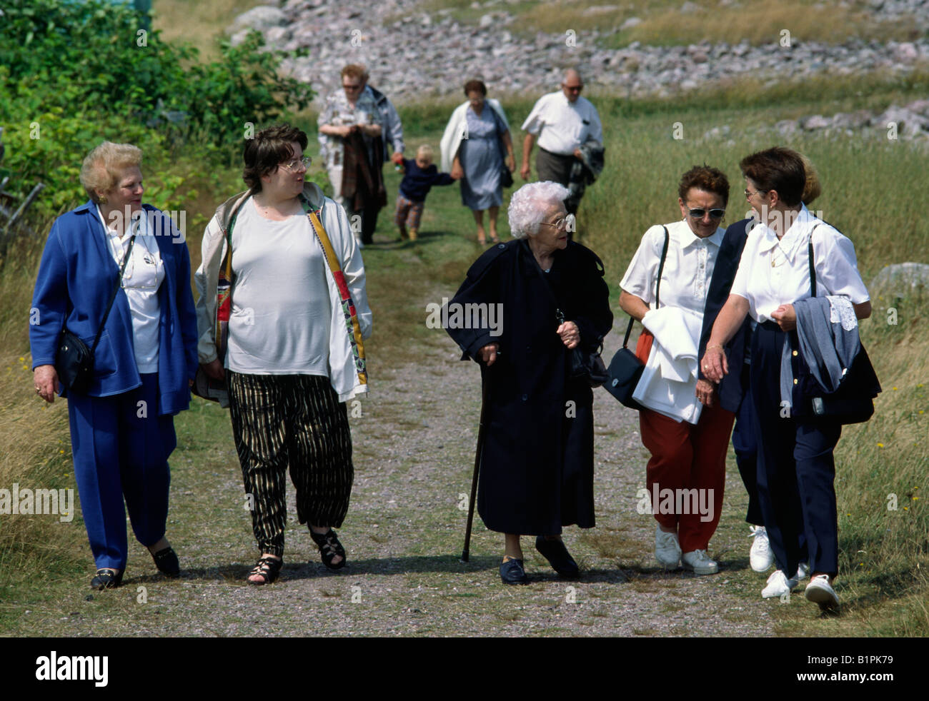 Persone di diversa età a piedi alla chiesa sulla Ile aux Marins, Saint Pierre e Miquelon Foto Stock