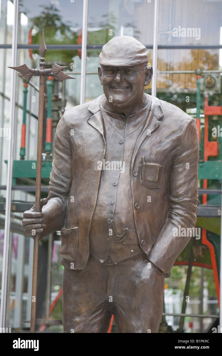Il Fred Dibnah statua in Lancashire Regno Unito Foto Stock