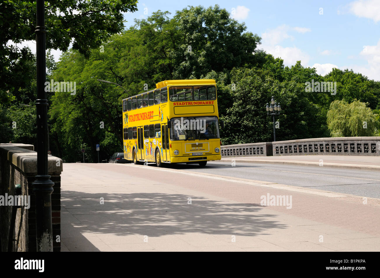 Stadtrundfahrt Doppeldeccurbus im Hamburg Deutschland tour della città in un autobus a due piani Amburgo Germania Foto Stock