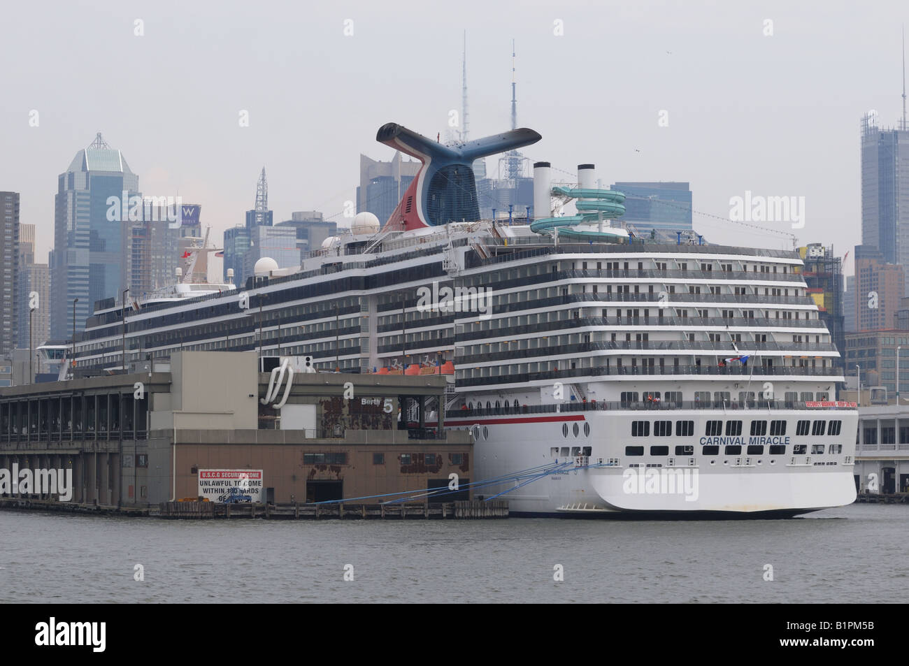 Navi da Crociera dock in midtown Manhattan. Foto Stock