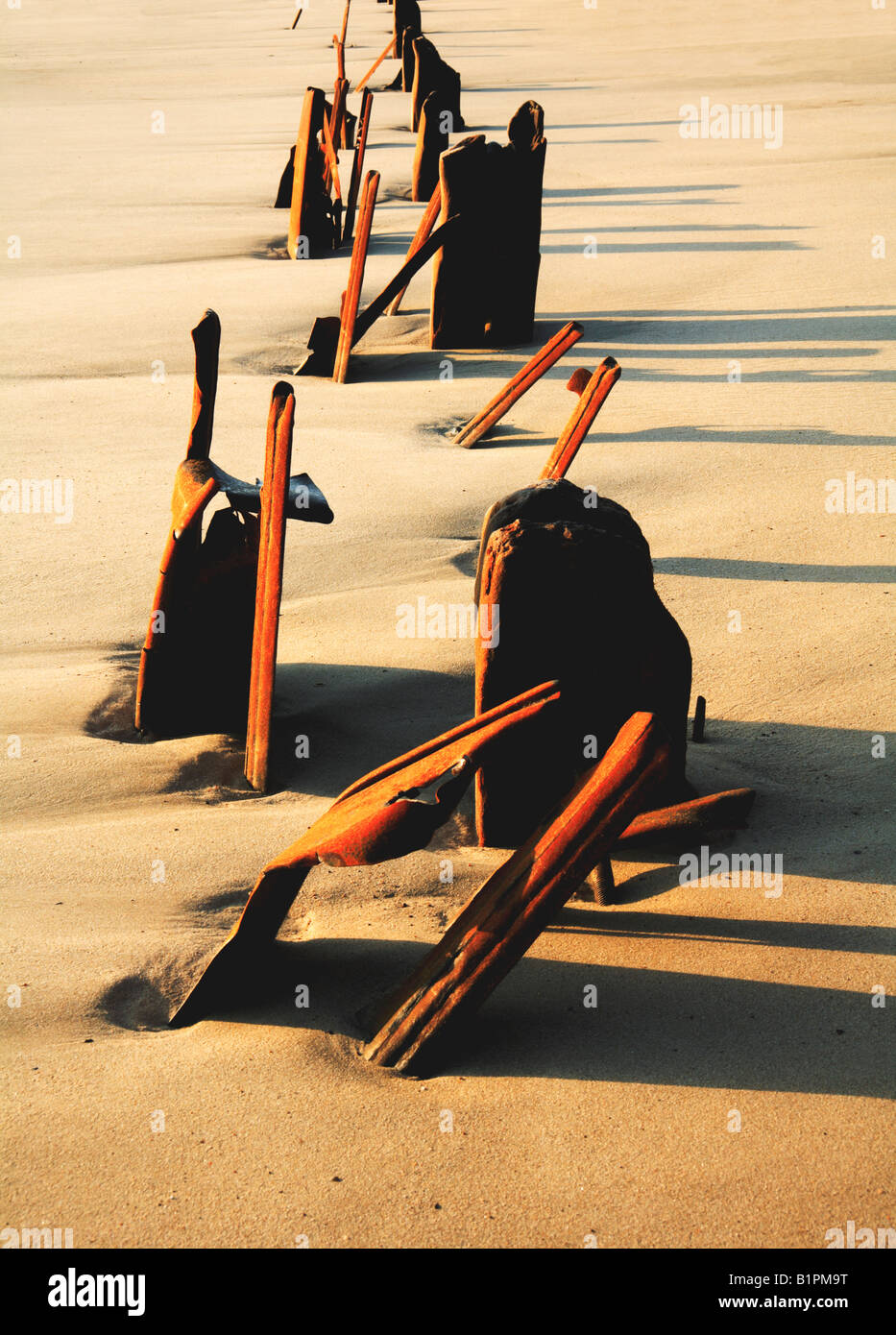 Resti di metallo facciata groyne a Happisburgh, Norfolk, Regno Unito. Foto Stock