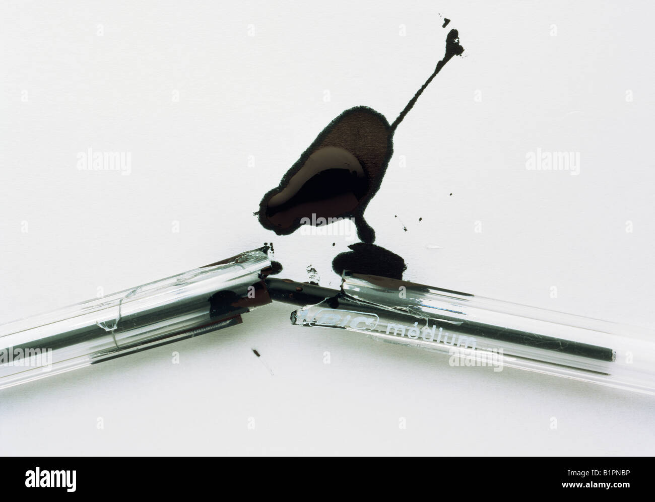 Penna rotta con inchiostro fuoriuscita Foto stock - Alamy