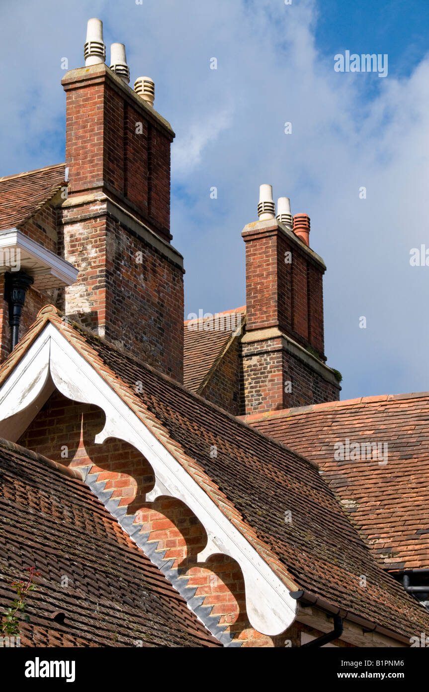 Chimneies e linea del tetto di una villa vittoriana, Rose Hill, Dorking Surrey, Inghilterra Foto Stock