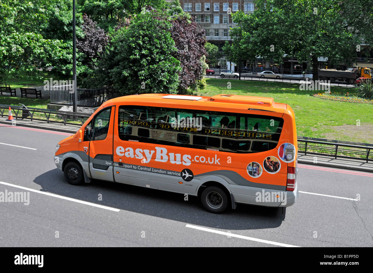 EasyBus piccolo e basso costo autobus con l'indirizzo del sito web sul lato promuovere la connessione airport link Foto Stock