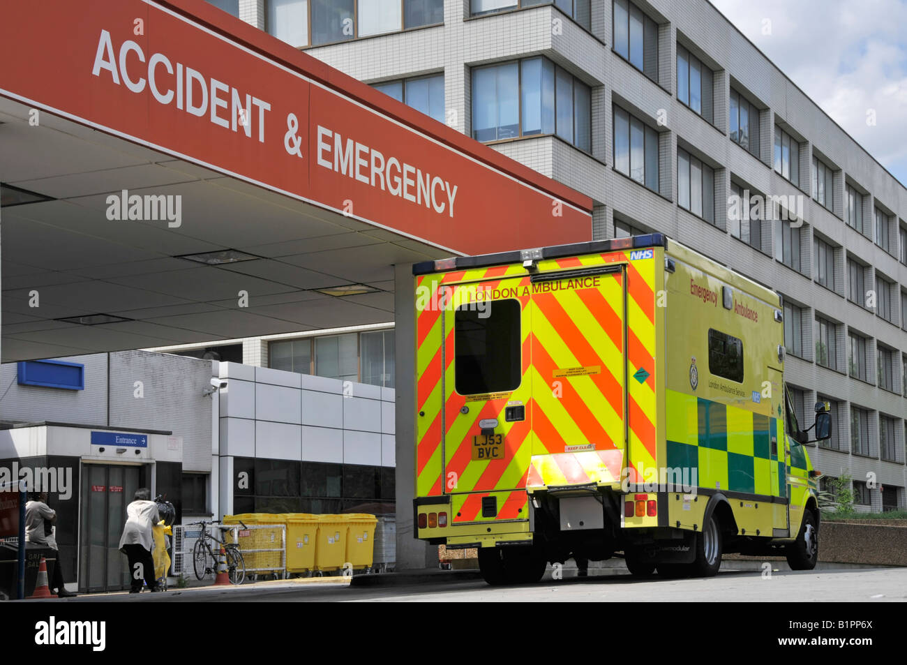 Ambulanza a&e parcheggiata presso l'ospedale NHS con accesso diretto al reparto di emergenza e incidente St Thomas Hospital Lambeth Londra Inghilterra Regno Unito Foto Stock
