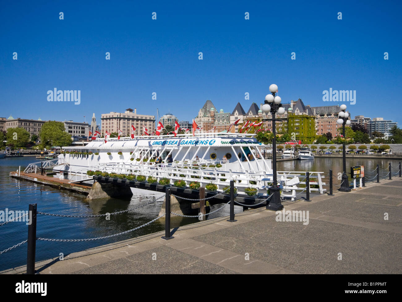 Pacific Undersea Gardens nella parte interna del porto di Victoria British Columbia in Canada con il Fairmont Empress Hotel dietro Foto Stock