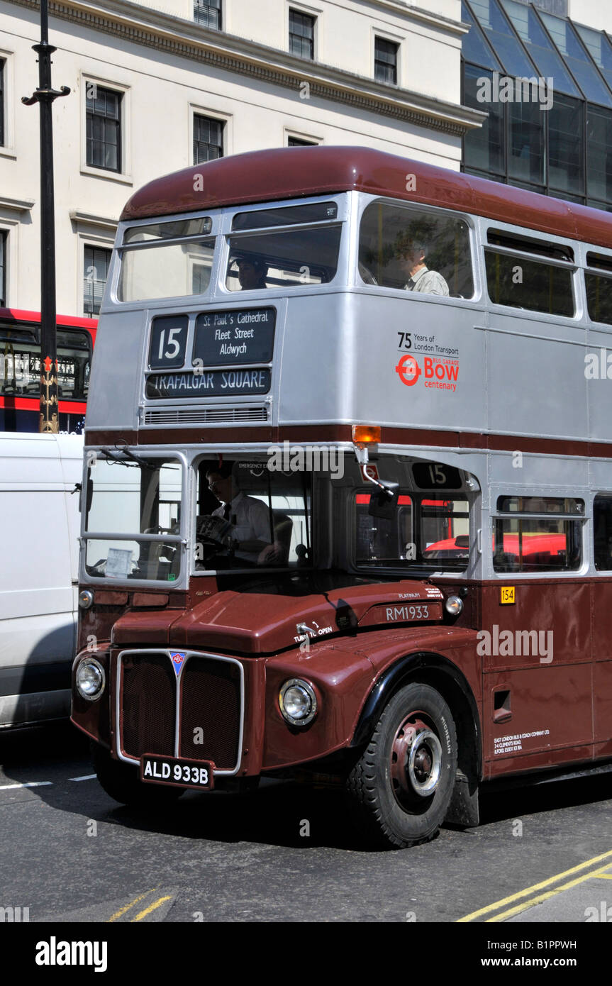 Double Decker bus Routemaster ridipinti livrea speciale celebrare il settantacinquesimo anniversario (platino) dei trasporti di Londra & Bow bus garage centenario il trefolo Foto Stock