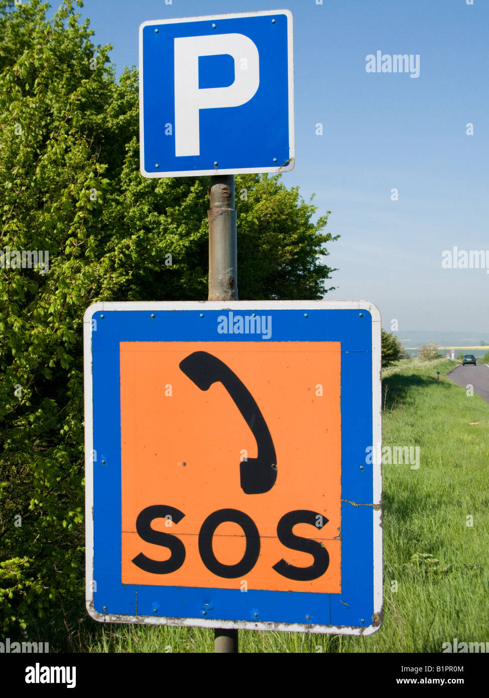 Parcheggio e SOS segni su una strada, Inghilterra Foto Stock