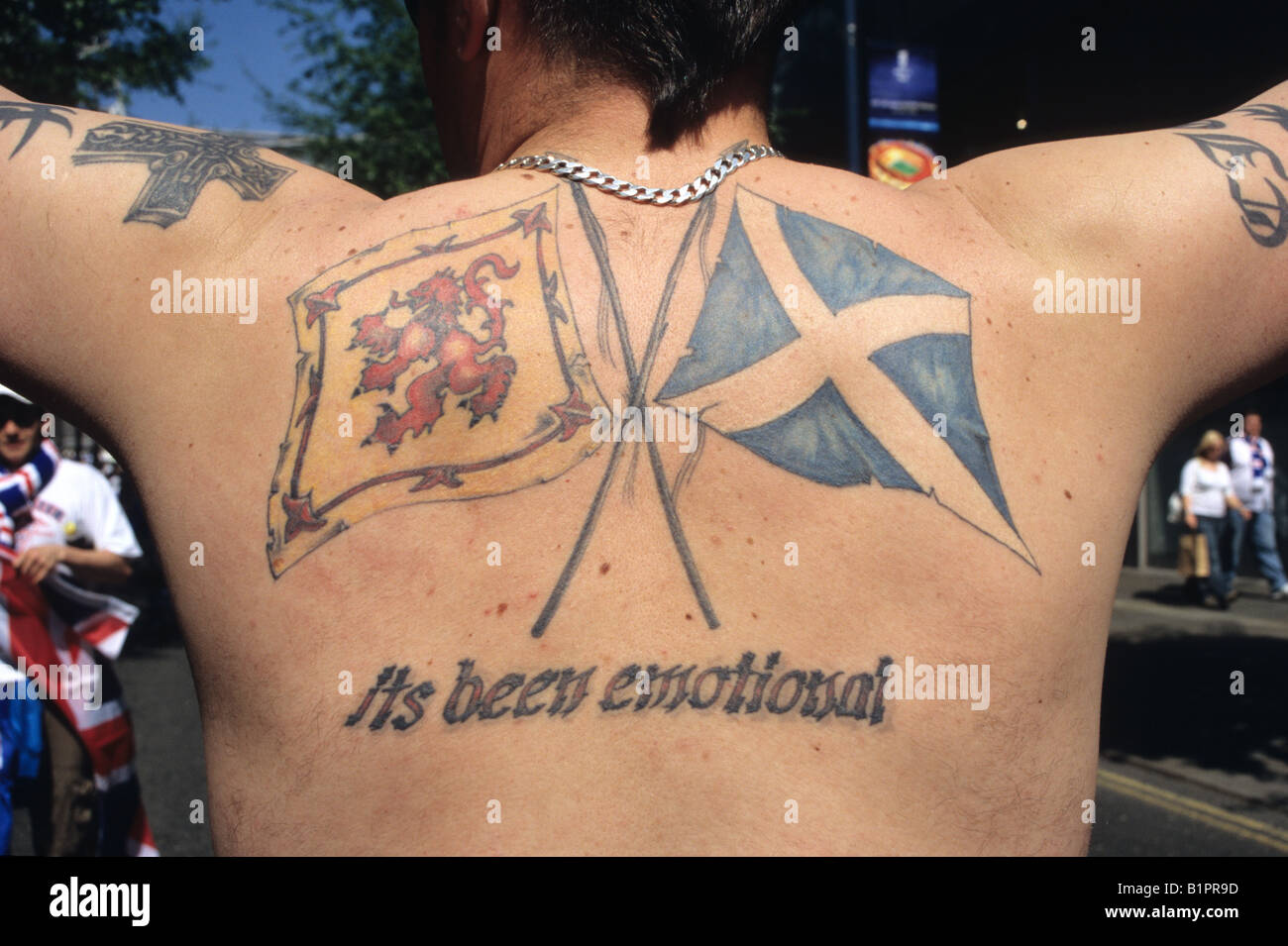 Rangers Football Fan con il tatuaggio sul suo retro che mostra la bandiera scozzese Foto Stock