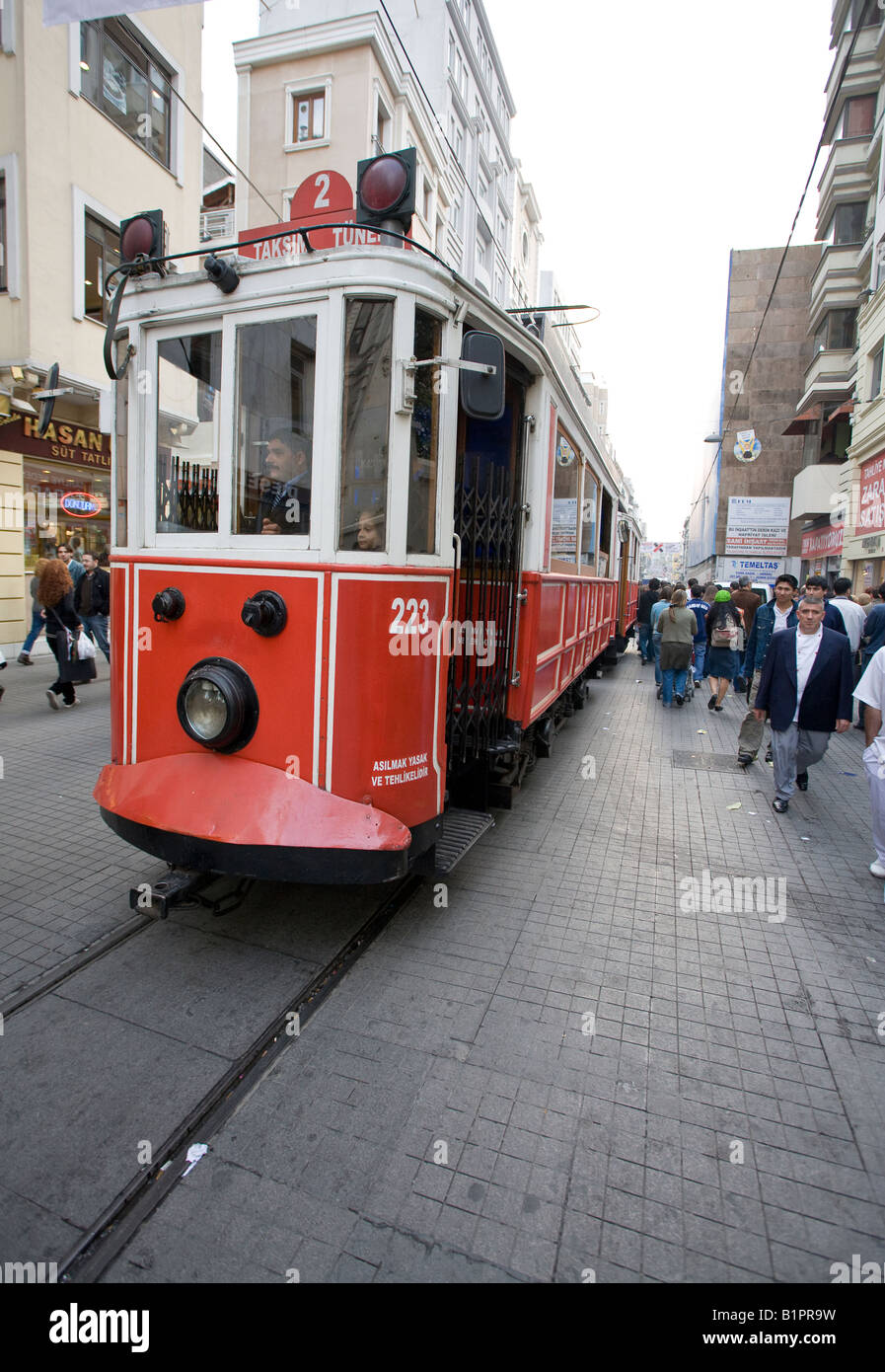 Tram Nostalgico Taksim a tunnel o Tünel: il rosso e il bianco nostalgico stretto il tram numero due gruppi questa affollata strada commerciale Foto Stock