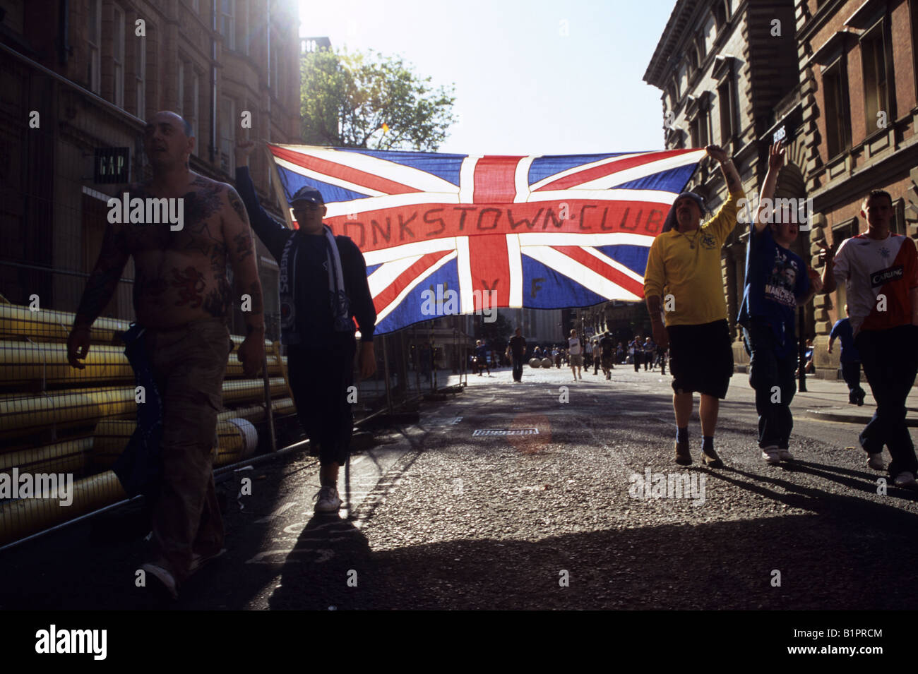 Rangers tifosi tenendo un Monkstown bandiera in Manchester Foto Stock