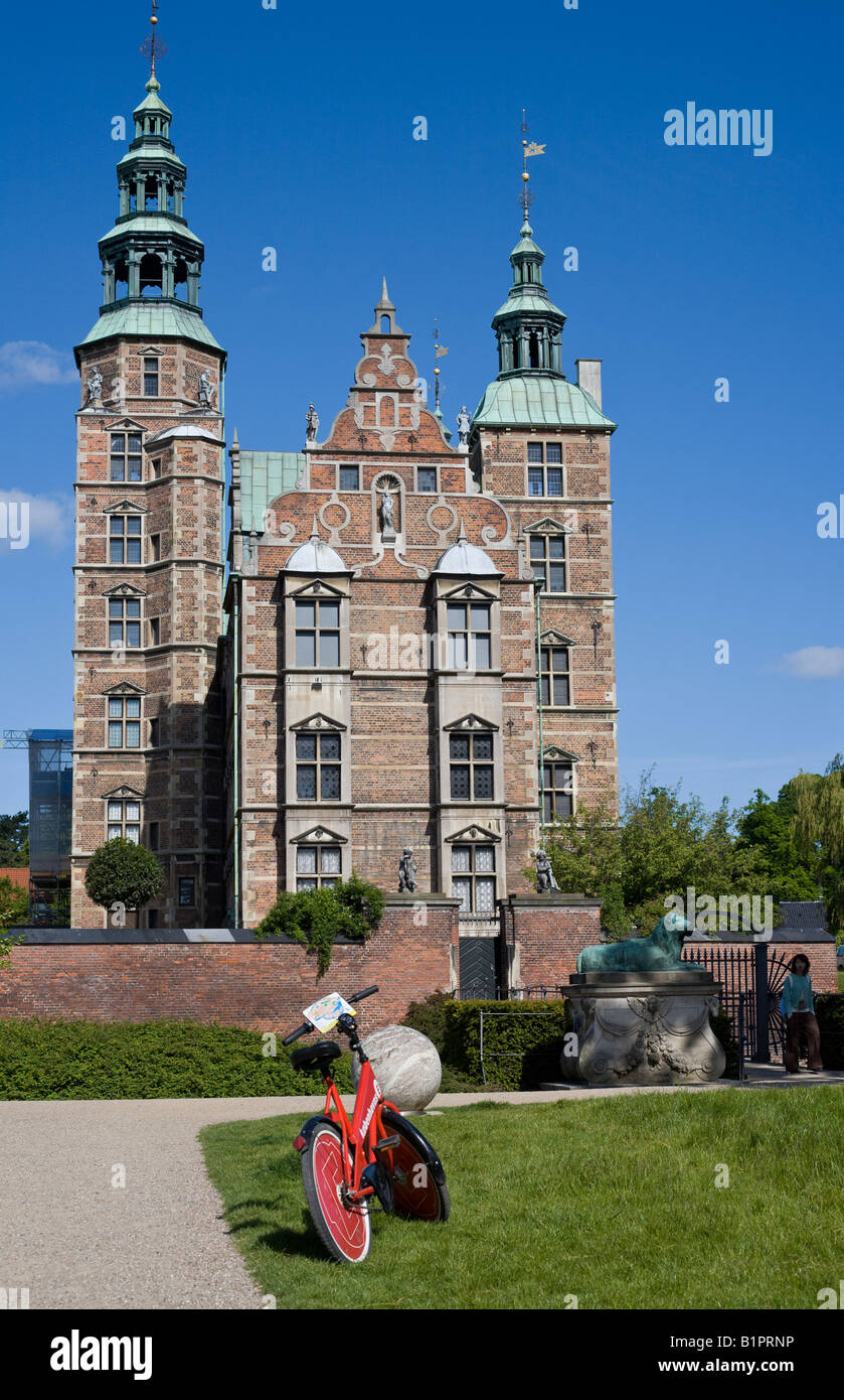 È sufficiente visitare. Un libero di Copenaghen prestiti turistici noleggio parcheggiato di fronte al famoso il castello di Rosenborg Foto Stock