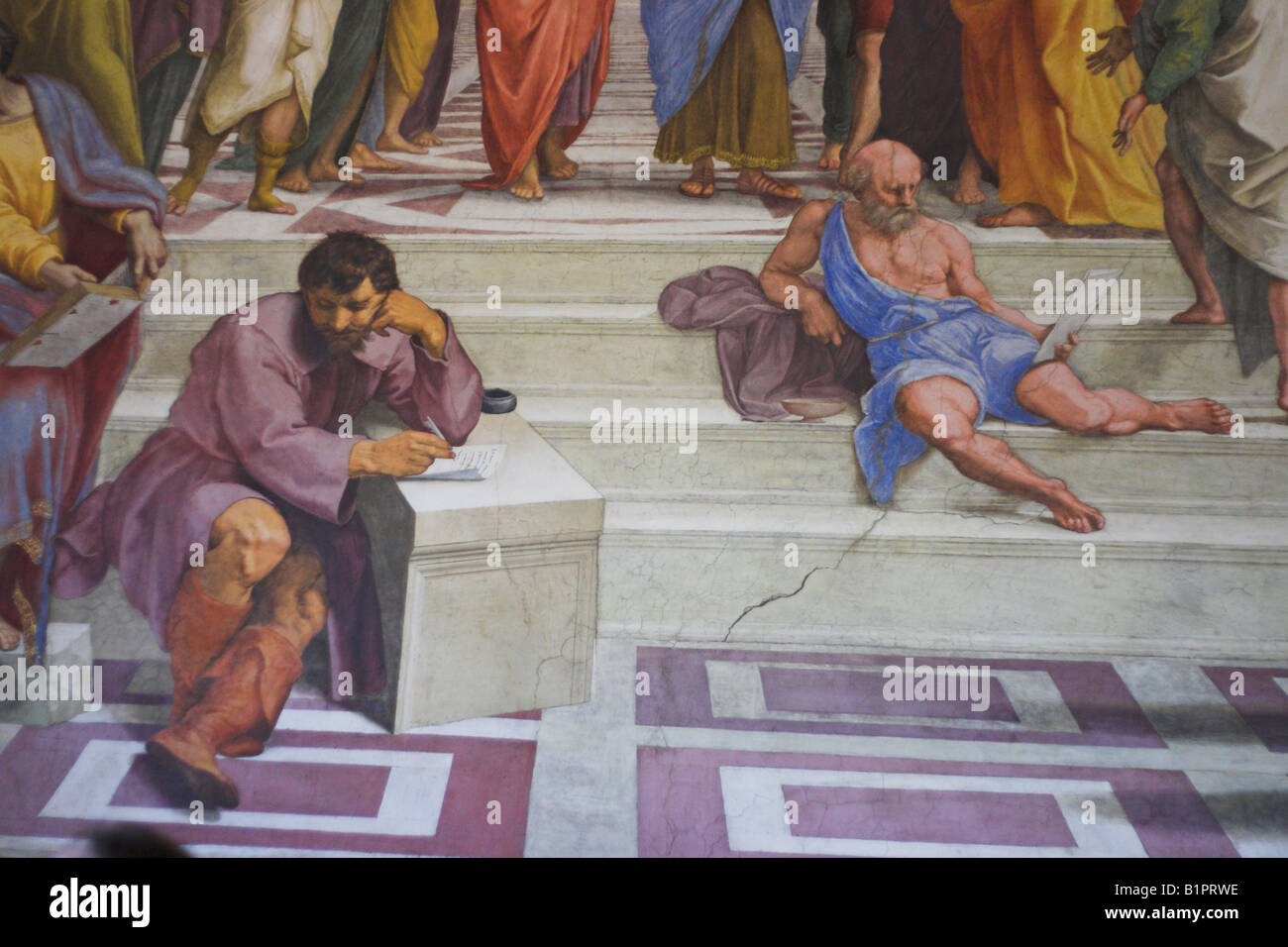 Il pensiero dei filosofi dettaglio da coloratissimi murales affresco all'interno del Palazzo Vaticano mostra Aristotele e Socrate Foto Stock