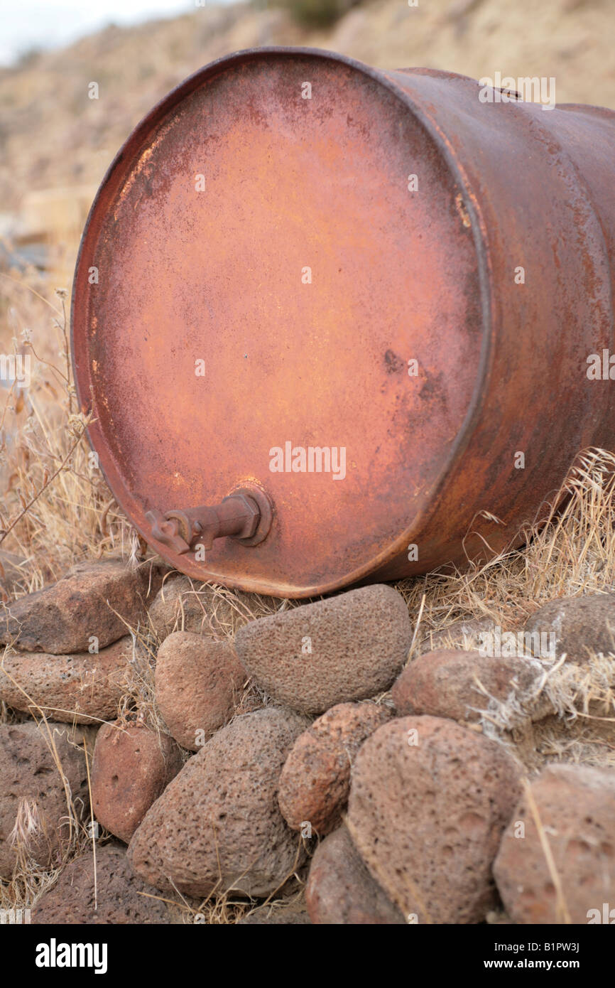 Abbandonato 55 gallone tamburo con rubinetto probabilmente per gli oli da gas o acqua Foto Stock