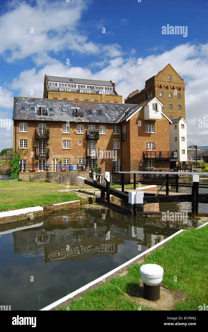 Coxes Lock e Mill, fiume Wey navigazioni, Addlestone, Surrey, England, Regno Unito Foto Stock