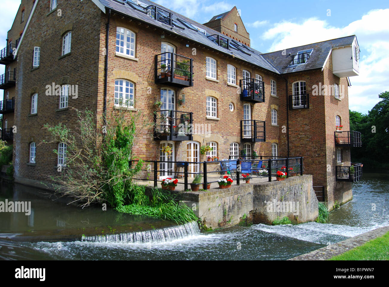 Coxes Lock e Mill, fiume Wey navigazioni, Addlestone, Surrey, England, Regno Unito Foto Stock