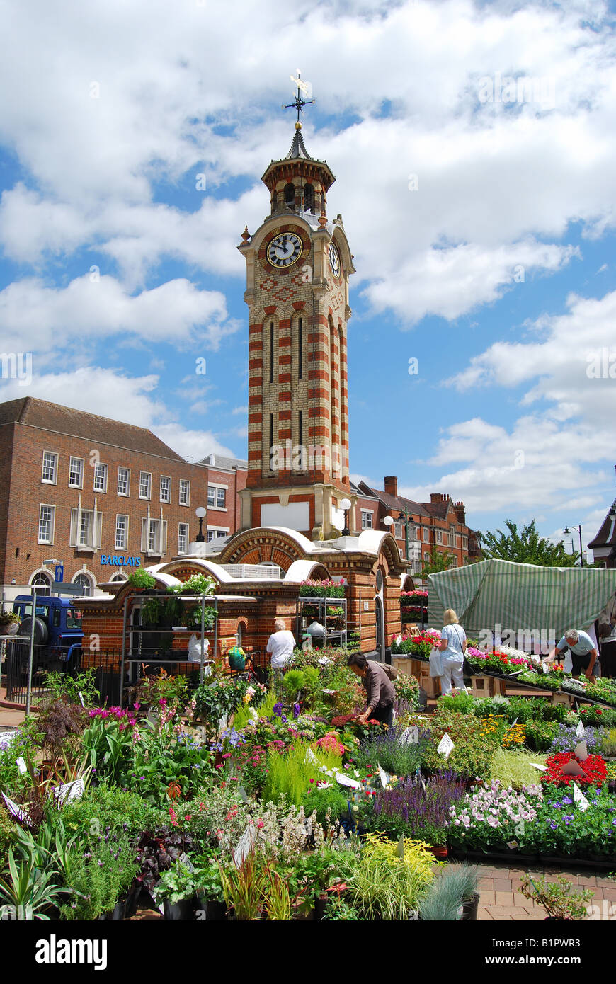 Mercato Agricolo al di sotto della Torre dell'Orologio, High Street, Epsom Surrey, Inghilterra, Regno Unito Foto Stock