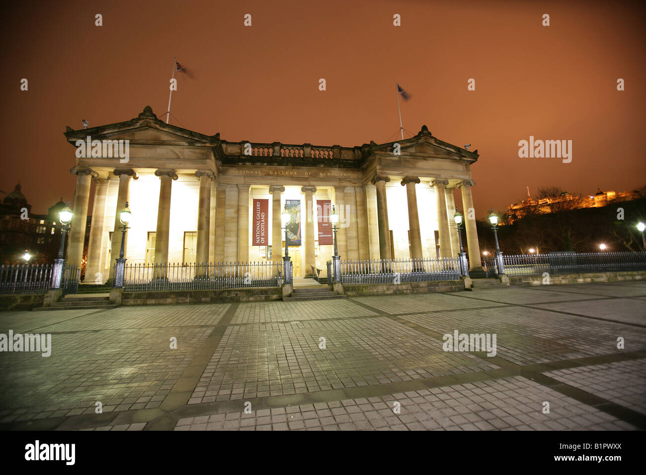 Città di Edimburgo in Scozia. Il William Henry Playfair progettato Gallerie Nazionali di Scozia edificio sul tumulo. Foto Stock