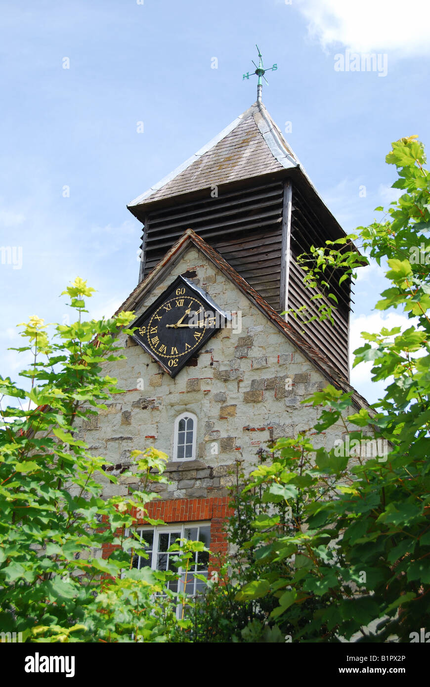 Campana di legno-cote e orologio, St Georges Chiesa, Speen, Surrey, England, Regno Unito Foto Stock