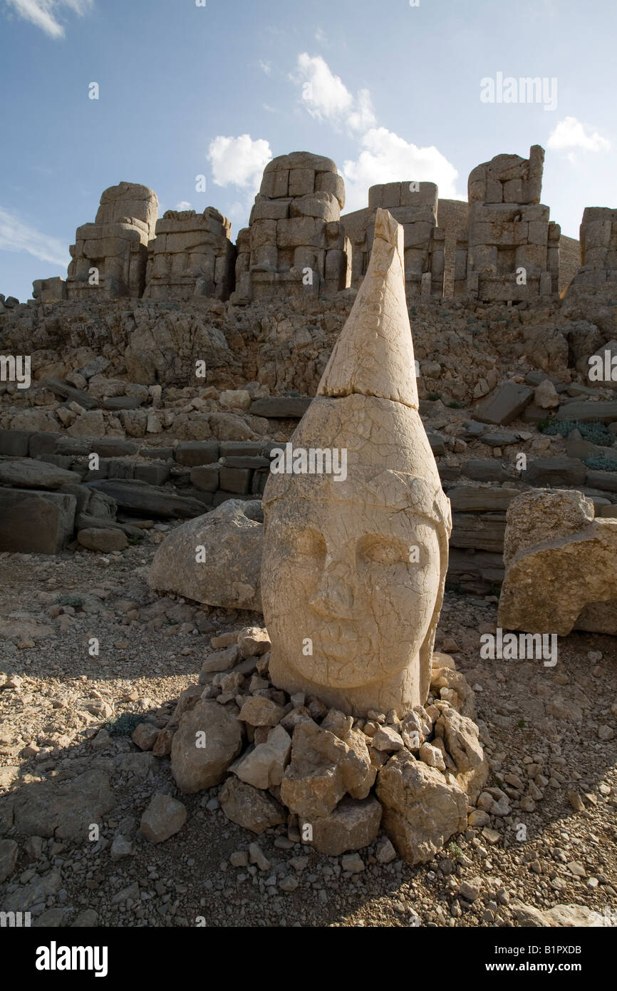 Testa colossale presso la vetta del monte Nemrut (Nemrut Dag) Nemrut Parco Nazionale di Anatolia orientale della Turchia Foto Stock